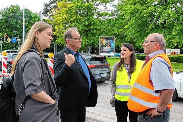 Silvie Lamla, Leiterin des Grünflächen- und Tiefbauamts, OB Jürgen Roth, die Abteilungsleiterin Straßenbau, Dorothea Matt und Klaus ...