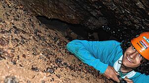 Im Kriechgang heißt es: Kopf einziehen. Wer mit Bergführer Thomas Schwinlin in den nicht-öffentlichen Teil der Erdmannshöhle will, darf ...