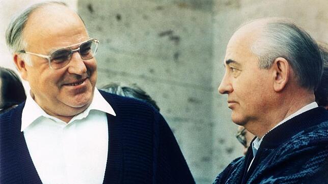Helmut Kohl (l) am 15.07.1990 im Gepräch mit Michail Gorbatschow.