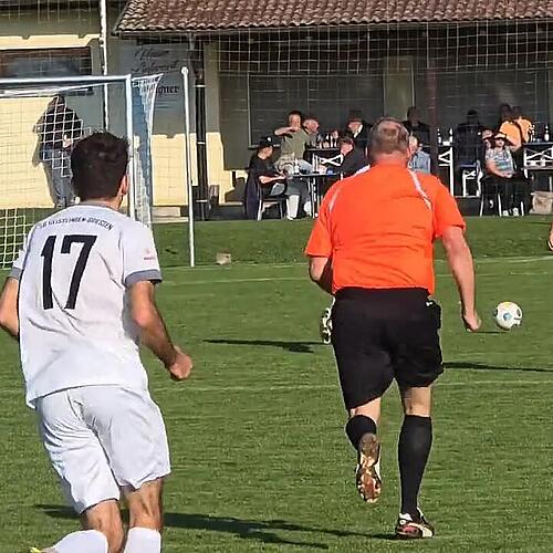 Pascal Bercher schießt ein Tor für die SG Geißlingen/Grießen