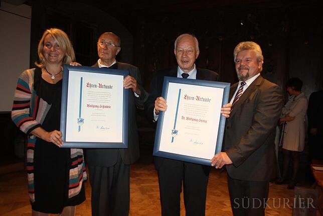 2013: Überlingens OB Sabine Becker und Bürgermeister Andreas Eggert (rechts) verleihen die Ehrenbürgerwürde von Bad Schandau am Wolfgang ...