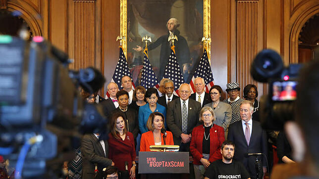 Die Sprecherin der Demokraten im Repräsentantenhaus, Nancy Pelosi (M), spricht im Kapitol in Washington (USA) vor der Abstimmung über ...
