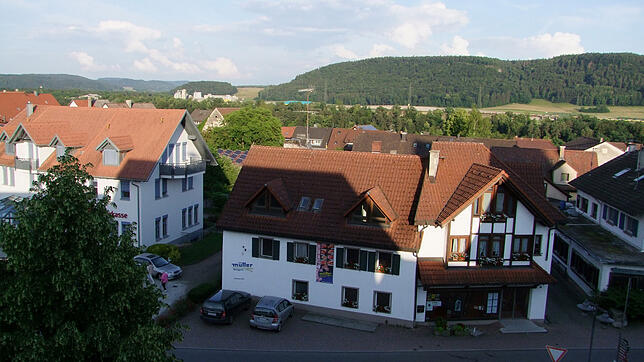 Blick aus dem Rathausfenster: Nur einige hundert Meter von einer Wohnbebauung in Herdern und Hohentengen entfernt sind die Bohrstellen ...