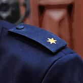 Ein goldener Stern: Die Schulterklappe von Stephan Stitzenberger, Polizeirat im höherenim Polizeivollzugsdienst.