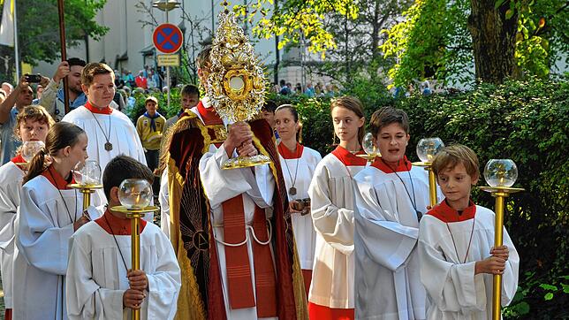 Die Prozession zu Ehren des Heiligen Klemenz durch den Ort ist ein Höhepunkt des Klemenzenfestes.
