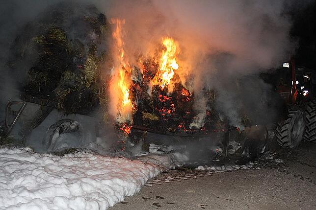 Bild 3: Bilder und Video vom Heuwagen-Brand in Brigachtal