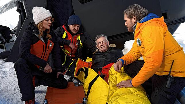 Robert Lohr wünscht sich mehr Action &ndash; und er bekommt sie: Die Bergretter Katharina (Luise Bähr, links), Tobi (Markus Brandl, ...