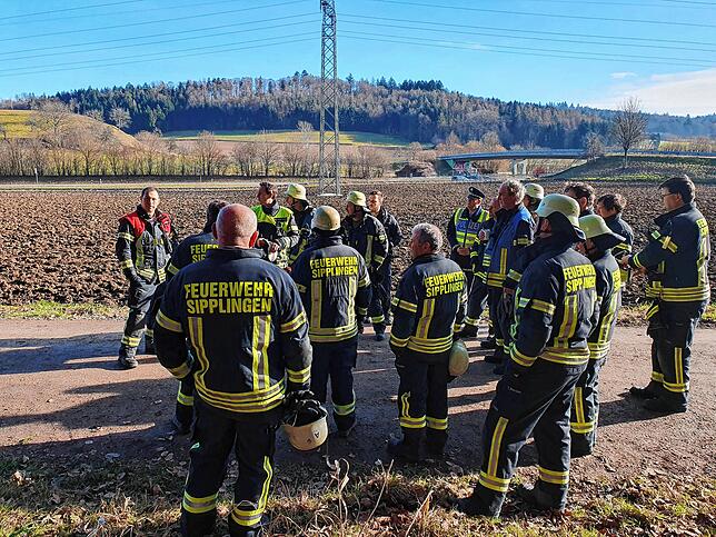 Feuerwehrkommandant Mirko Schirmeister lobt sein Team für den Einsatz am Montagmorgen, der verhinderte, dass der Sattelschlepper weiter ...