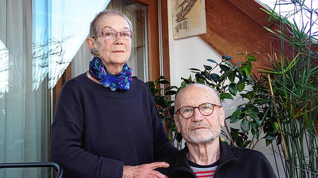 Uta und Kurt Müller auf dem Balkon des Hauses, das einmal ihnen gehörte. Sie haben es zu Lebzeiten verschenkt.