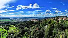 Von seiner markanten Anhöhe über dem Linzgau überragt Schloss Heiligenberg weithin die Landschaft. Die Gemeinde Heiligenberg in ...