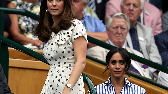 Ist ihr Verhältnis angeknackst? Die britischen Herzoginnen Kate (links) und Meghan beim gemeinsamen Besuch des Tennisturniers Wimbledon ...