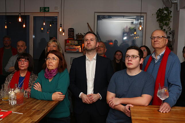 SPD-Mitgliedern ist am Sonntagabend beim Blick auf die erste Wahlprognose in der „Mini-Bar“ in Friedrichshafen nicht nach feiern zumute. ...