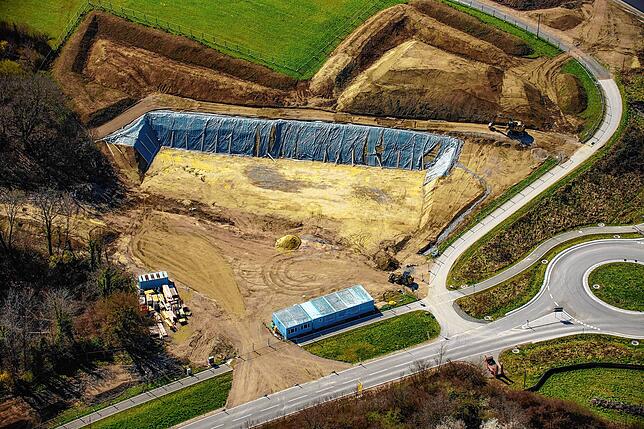 Eine große Baugrube: Hier entsteht das neue Feuerwehrhaus, das die Stadt Überlingen für ihren Ausrückebereich Ost erstellt.
