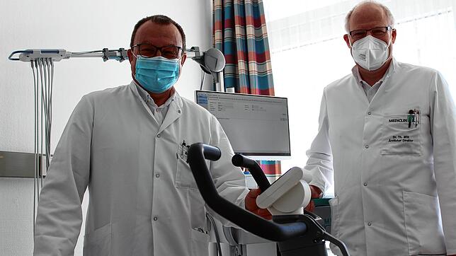 Bernd Mössinger, Chefarzt der Pneumologie an der Mediclin Albert-Schweitzer-Klinik in Königsfeld (links) und Thomas Witt, Chefarzt der ...