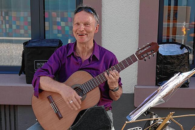 Solo: Thomas Sailer an der Gitarre.