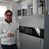 Andreas Klatt aus dem Stockacher Ortsteil Wahlwies erklärt, wie die Brennstoffzelle in seinem Firmengebäude funktioniert.