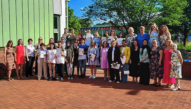 Die Absolventen der zweijährigen Berufsfachschule an der Droste-Hülshoff-Schule in Friedrichshafen.