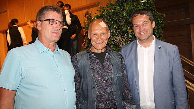 Abschiedsfeier für Ortsvorsteher Siegmar Mutter (Bildmitte). Links sein Amtsnachfolger Lorenz Eschbach, rechts Bürgermeister Joachim ...