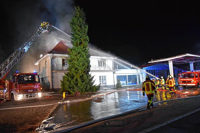 Bild 21: Bilder von den Löscharbeiten beim Großbrand eines Dachstuhls in Mahlspüren im Tal