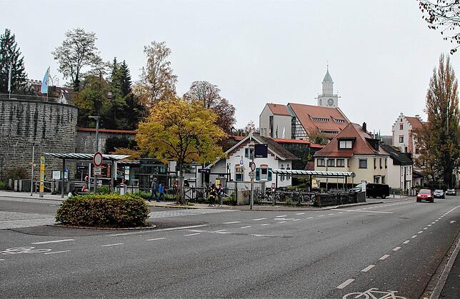 An dieser Stelle trafen die französischen Panzer auf die Absperrungen. Aus dem Fernmeldeamt (rechts, neben der Pappel) wurden sie ...