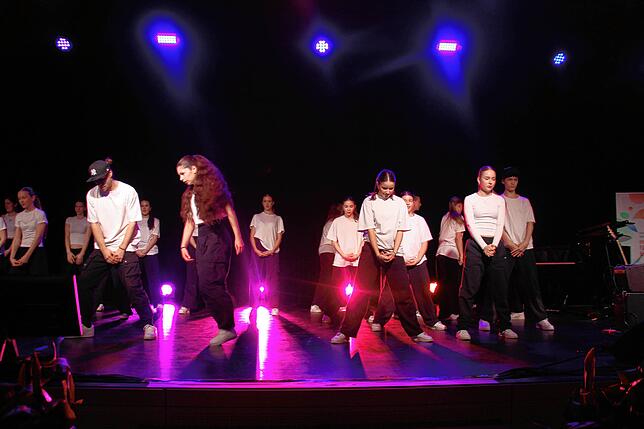 Die Hip-Hop Tanzgruppe No NameZ aus dem Jugendzentrum Tiengen (Juz) wird von Alex Plock und Jana Studinger (Mitte) trainiert.