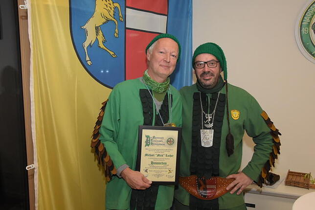 Zunftmeister Martin Hagenbucher (rechts) bedankt sich bei Michael Locher mit dem Hausorden der "Tannenzäpfle" für die Dreharbeiten zu ...