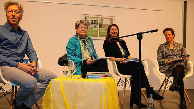 In der Stadtbibliothek erzählen der Fotograf Martin Maier (v.l.) und die Autorin Eva Eberwein von der Entstehung des Buches &bdquo;Das ...