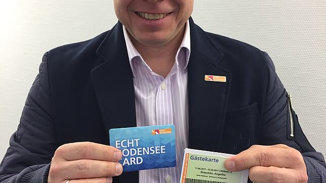 Die Hülle bleibt, der Inhalt wird anders: Enrico Heß, Geschäftsführer der Deutschen Bodensee Tourismus Gmbh (DBT), zeigt die "neue" ...