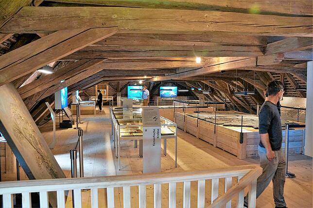 Auch im Obergeschoss der historischen Schlosstorkel, geht die Ausstellung weiter. Eine neu eingebaute Treppe führt dorthin.