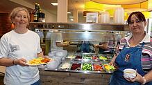 Die Kantine von WST Hüfingen wird von der Küche aus Löffingen bestückt. Hier zeigen Ute Wehrle (links) und Marina Milihanu einen Teil ...
