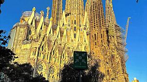 Die Sagrada Familia in Barcelona strahlt in der Morgensonne.