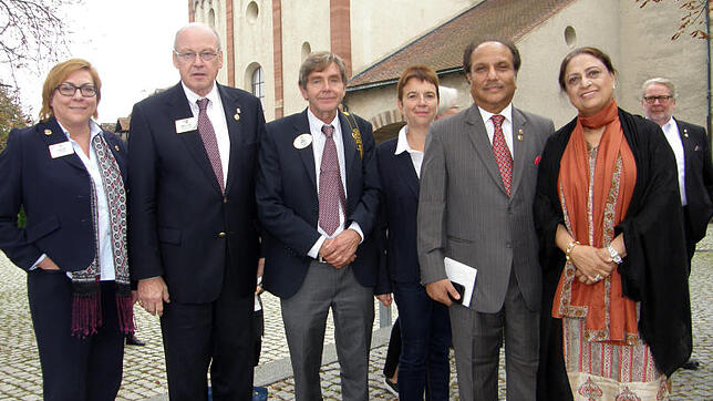 Lions-Präsident Naresh Aggarwal (vorn r., mit Gattin Navita) mit den Mitstreitern Regina Risken (Gießen), Eberhard Wirfs, Hanns ...
