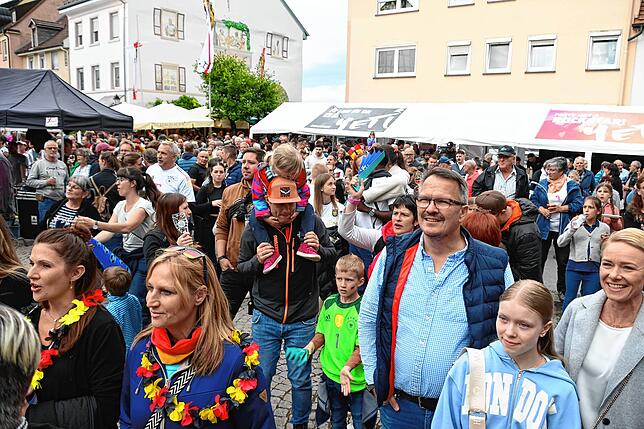 Der Gustav-Hammer-Platz ist mit gut gelaunten Besucher und Fußball-Fans gefüllt.