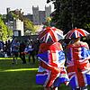 Zuschauer in britischen Fahnen und Schirmen kommen auf den Long Walk vor Schloss Windsor.