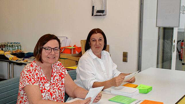 Marita Gurka (links) und Annett Sauter empfingen die Wähler im Obergeschoss des Zollhauses Ludwigshafen mit einem Lächeln.