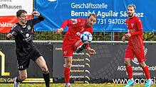 Am ersten Rückrundenspieltag hat der 1. FC Rielasingen-Arlen (Mitte Pascal Rasmus, rechts Nico Kunze) den SV Stadelhofen zu Gast auf der ...