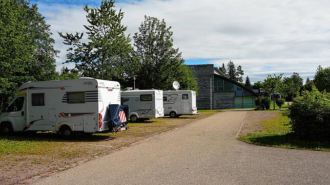 Der Wohnmobilstellplatz in Höchenschwand aus Richtung Zufahrtsstraße Natursportzentrum aus gesehen. Im Hintergrund ist die Tennishalle ...