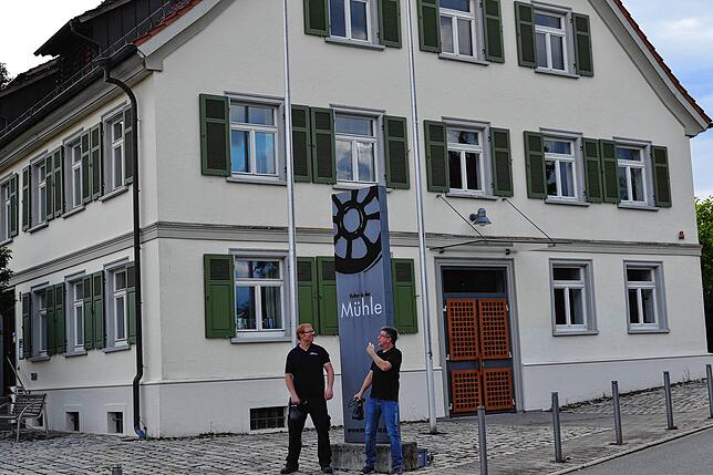Vorbereitung für die Aktion „Night of Light“ Martin Nägele (links) und Alexander Hog machen auf die Situation der ...