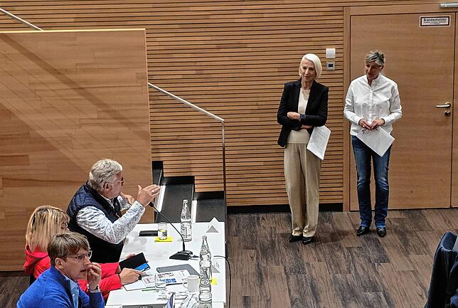 „Jederzeit gerichtsfest“: Wahlamtsleister Michael Moser (sitzend, mit Armbewegung) berichtet Elisabeth Horn (stehend, links) und Andrea ...