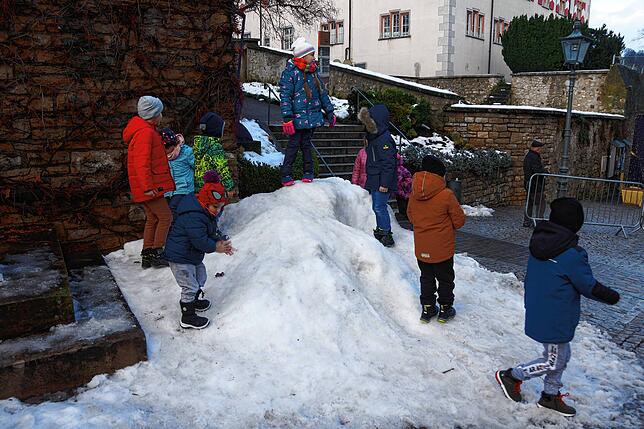 Bild 21: Besuch des Nikolauses in Tiengen sorgt für viele strahlende Kinderaugen