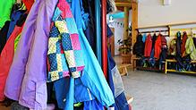 Kinderjacken im städtischen Werner-Messmer-Kindergarten in Radolfzell. Vor allem in der Kernstadt fehlt es noch an Betreuungsplätzen.