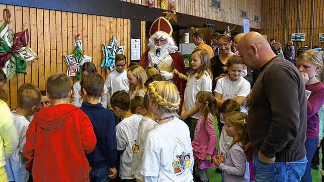 In diesem Jahr kann der Nikolaus die Kinder nicht beim Weihnachtsbasar des Seppelwaldvereins besuchen und reitet daher auf seinem Ross ...