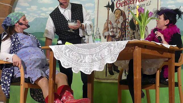 In einem Königsfelder Feinschmeckerlokal hat der Kellner (Nicole Ohnmacht) seine liebe Not mit einer Direktorenfrau (Susanne Link/links) ...