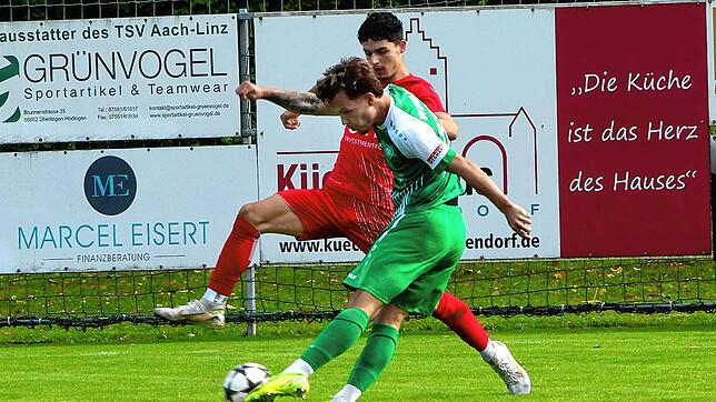 Joel Melo vom 1. FC Rielasingen-Arlen II(hinten), hier im Duell mit Yannick Slawig vom TSV Aach-Linz, hat im Monat August bei unserer ...