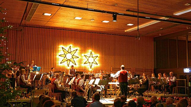 Vor weihnachtlicher Kulisse präsentiert der Musikverein Riedöschingen bei seinem Konzert eine bunte Auswahl an Musikstücken. Bild: ...