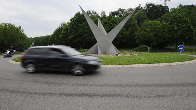 In Binzen (Landkrbeis Lörrach) steht im Kreisverkehr die „Dreispitz“-Skultptur aus Aluminium. Bild: dpa