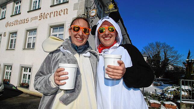 Freuten sich riesig über die Nudelsuppe: Laura (links) und Leonie Sinn aus Mühlhofen, die ihre Narrensuppe im Sternen im Häs abholten.