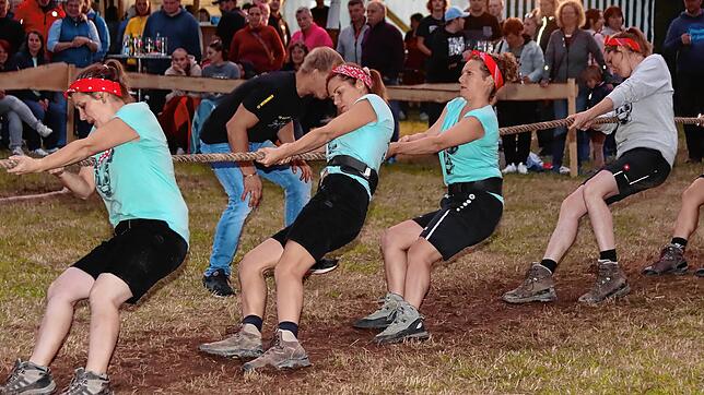 Den Frauen des Teams d&lsquo; Häggele ist beim Grümpelturnier der Tauziehfreunde Unterkirnach die Anstrengung ins Gesicht geschrieben.
