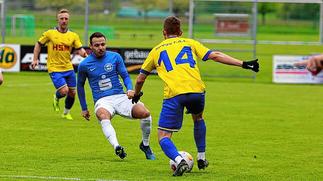 Umkämpftes Duell zwischen der SpVgg F.A.L. (rechts Johannes Reichle, links Kai Huber) und dem Hegauer FV (Dietmar Roth).