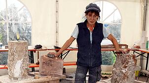 Einen Vormittag lang arbeitet Irma Bucher noch an ihrer Skulptur, am Nachmittag werden die fertigen Skulpturen präsentiert.